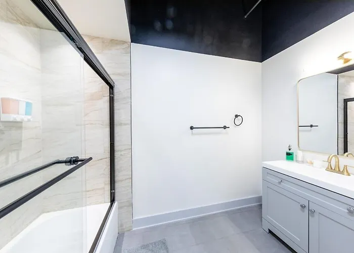 Group-friendly 6br Luxury In Prime South Loop Location With Optional Parking And Gym Access Near Mccormick Place, Soldier Field And Grant Park Chicago