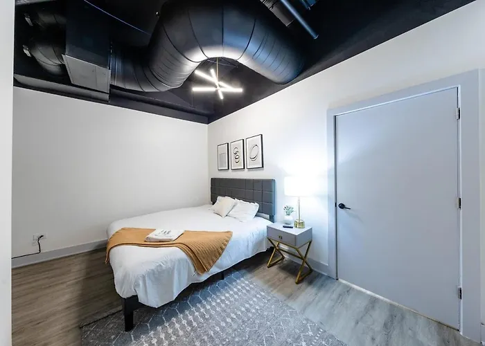 Group-friendly 6br Luxury In Prime South Loop Location With Optional Parking And Gym Access Near Mccormick Place, Soldier Field And Grant Park